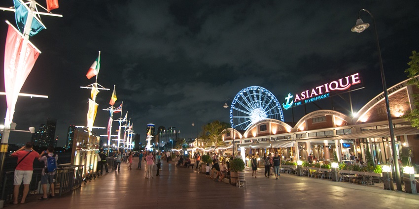 Asiatique The Riverfront with the Ferris wheel and the Chao Phraya River in the background.