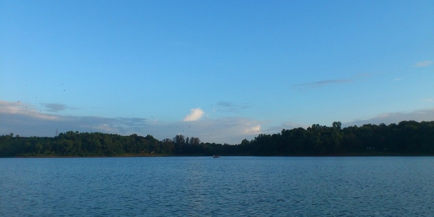 A serene view of the quaint location of Sasthamkotta Lake, the queen of lakes in India.