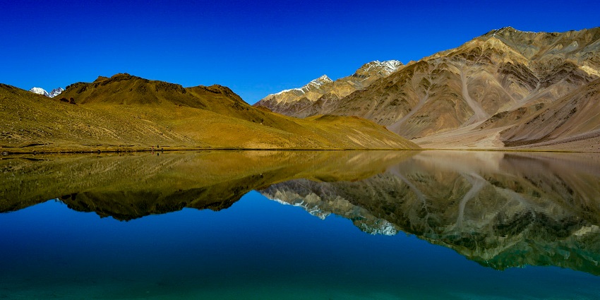 A breathtaking landscape justifying the serene location of Chandratal Lake in winter.