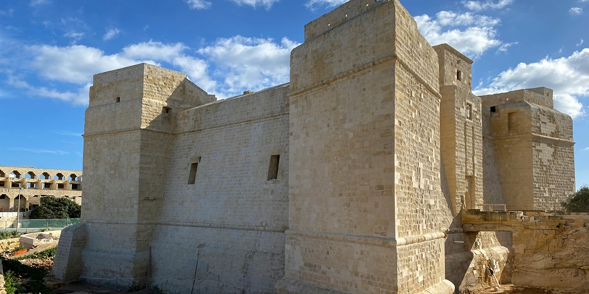 An image of a mediaeval fort with tall towers and a large central fortress in Maharashtra.