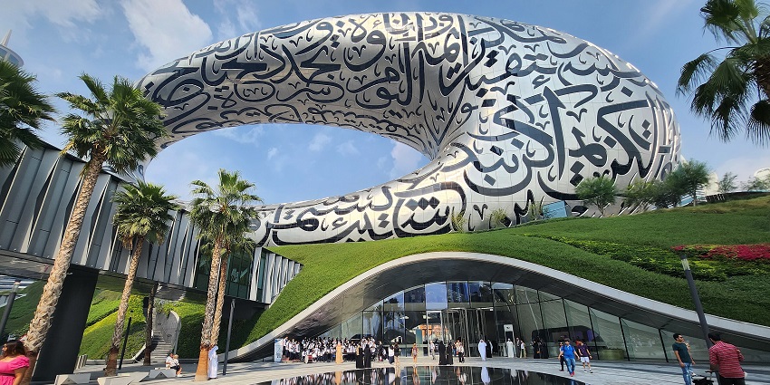 Image of the entrance gate of the Museum of the Future in Dubai, featuring a torus shape