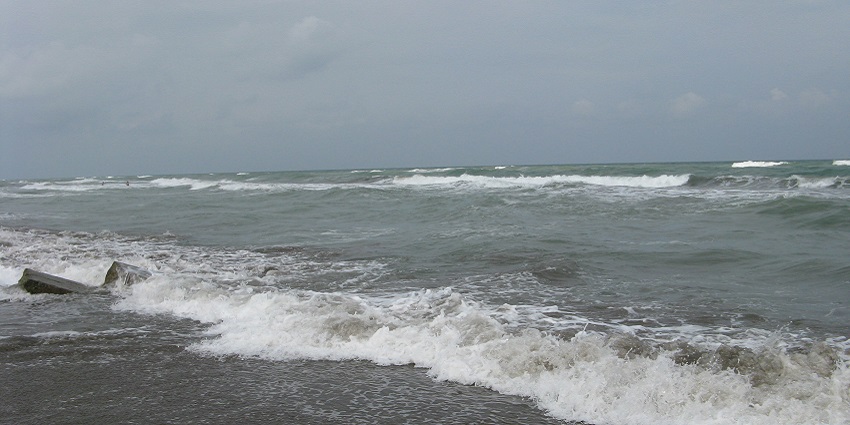 Image of the waves hitting the shoreline of the Caspian Sea, the biggest lake in the world