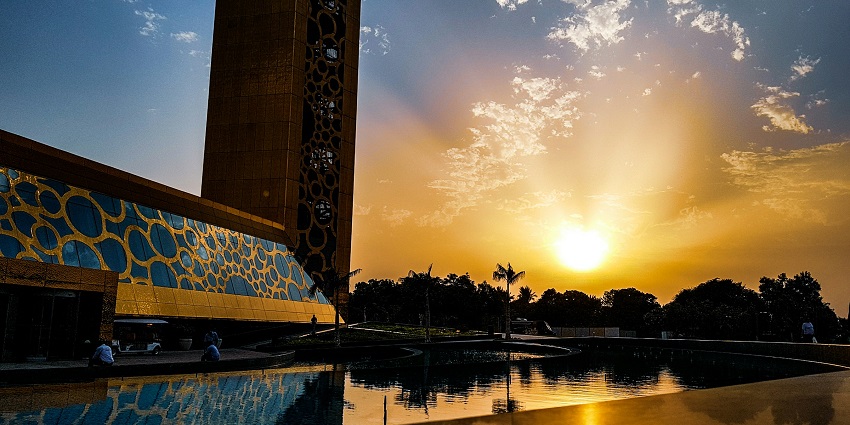 The Dubai Frame in Zabeel Park offers stunning views during sunset.