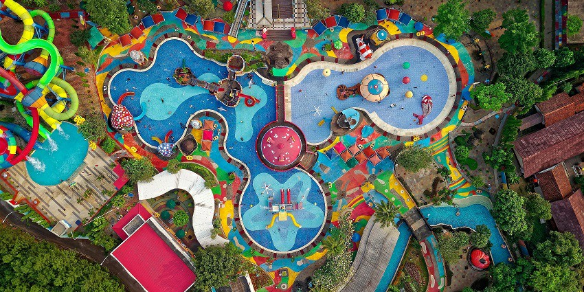 An image of the famous Anand Sagar, a water park with beautiful greenery and pools.