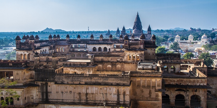 Stunning view of Raja Mahal from Jahangir Mahal, with Ram Raja and Chaturbhuj Temples.