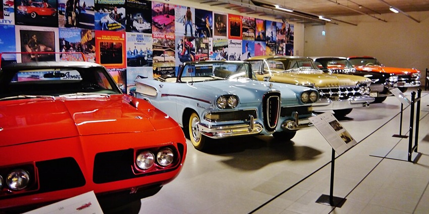 An image showing the interior of Louwman Museum in Den Haag, one of the best vintage car museums.