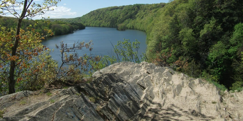 Cliffside viewpoint of Lovers Leap near Fort Frederick.