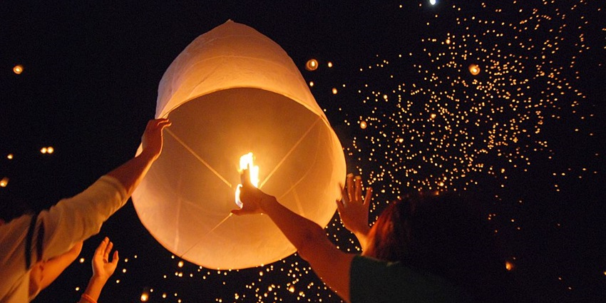 Loy Krathong & Yi Peng are Thailand’s magical festivals in November with lantern-lit skies