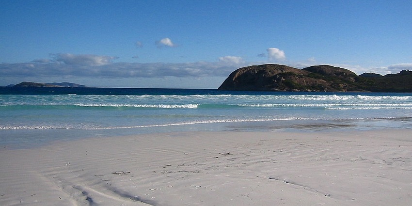 The Lucky Bay beach has small islands close to the shore, making it one of the fascinating white beaches in the world.