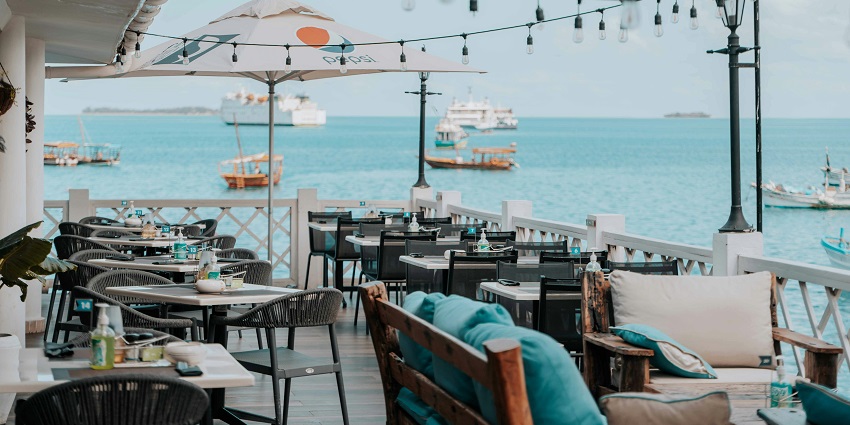 Known for its diverse international buffet, fresh seafood, and captivating open-air ambiance.