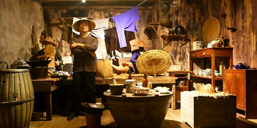 Meet lifelike wax figures of celebrities at Madame Tussauds Singapore.