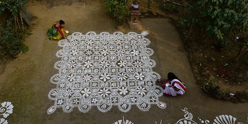 An image showing colourful gift pots for Makar Sankranti, one of the best festivals in winter in India