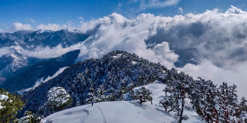 An image of Manali in winters, a famous romantic getaway in India for couples.