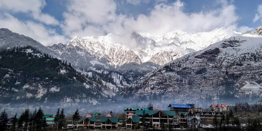 An image showing a view of Manali, a famous place for Valentine’s Day to visit in India.