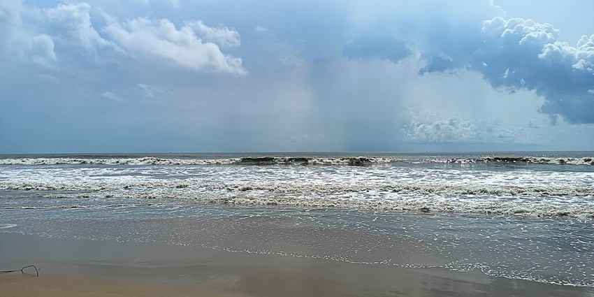 An image of the lovely Mandarmani Sea Beach, located in West Bengal with clear blue sky.