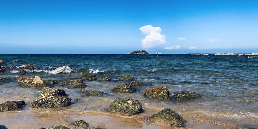 Peaceful bay of Marble Beach, a beautiful place to relax.