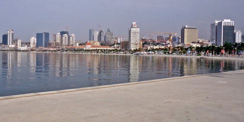 Scenic view of Marginal Avenida 4 de Fevereiro with city buildings and coastline