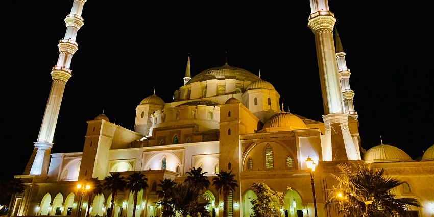 The beautiful Ottoman architecture of Al Noor Mosque Sharjah during the nighttime.