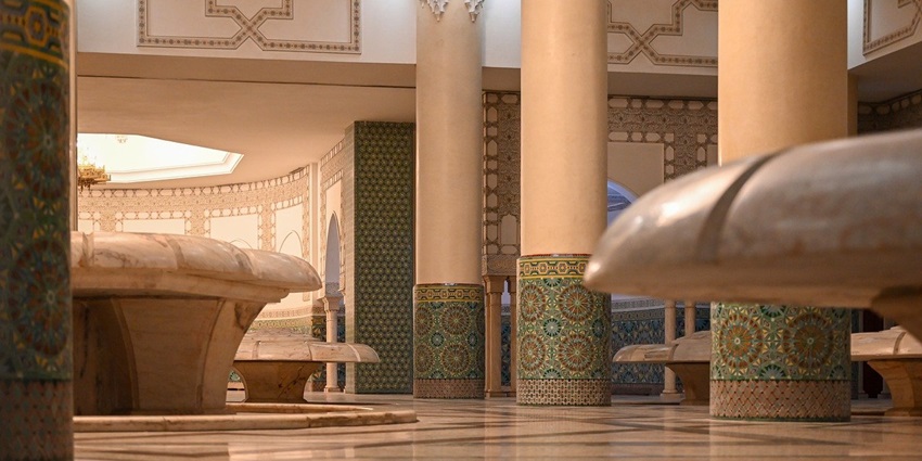 An image of a woman praying in Masjid Jamiul Anwar, a popular mosque in Vietnam