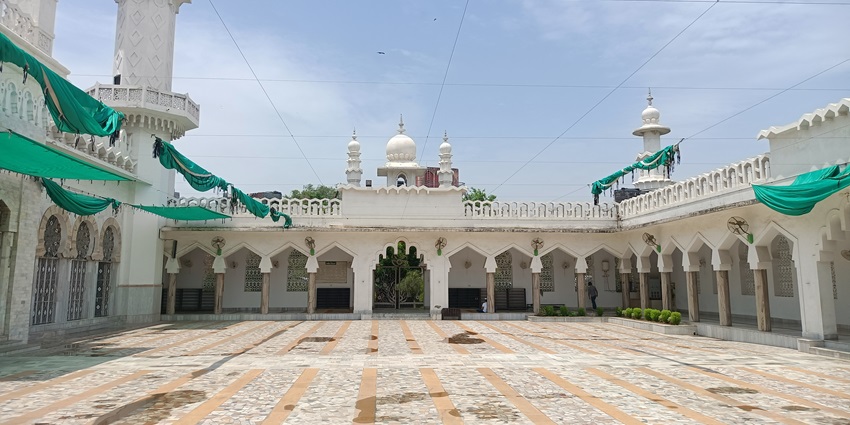 An image of a group of women praying in Masjid Niamatul-Islamiyah, a popular mosque in Vietnam