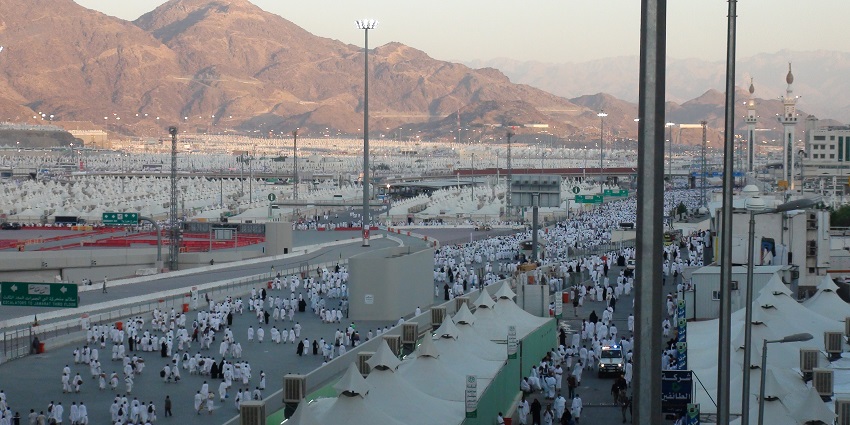 An image of the holy mosque in Mina similar to Masjid al-Khayf, key during Hajj pilgrimage