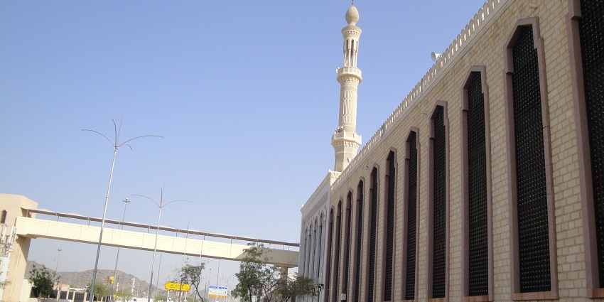 An image of the Masjid al-Namirah, a mosque in Arafat, central to the Hajj sermon.