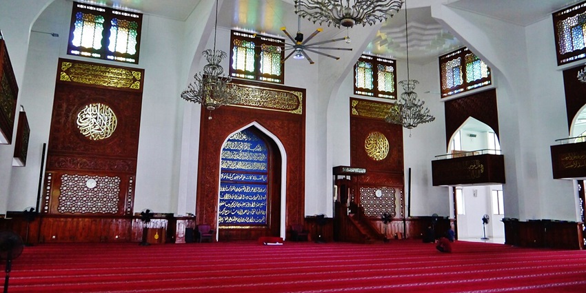 An inside view of the Masjidh Al Sulthan Muhammad featuring an opulent setting.