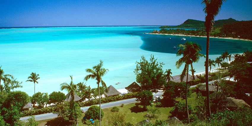 This beach is famous for its lagoon, surrounding greenery, and clear waters, making it one of the famous white sand beaches in the world.