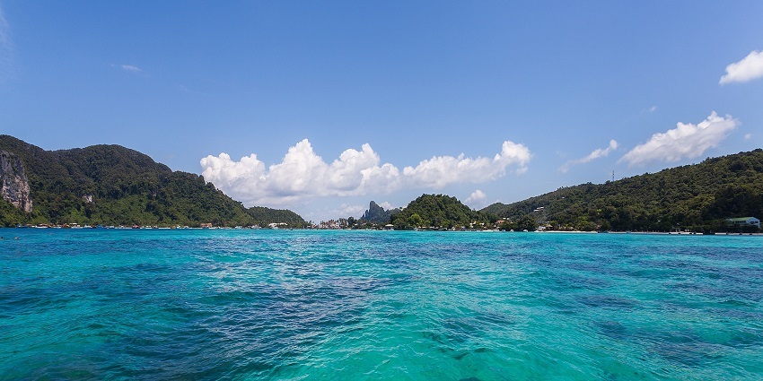 An image of Maya Bay in Koh Phi Phi, one of the famous nude beaches in Thailand.