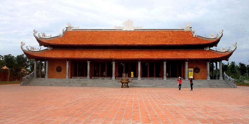 An image showing the main hall of Truc Lam Phuong Nam Monastery in My Khanh, Can Tho, Vietnam.