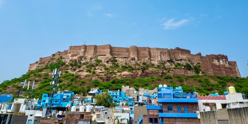 Mehrangarh Fort in Jodhpur, India, standing majestically over the city’s blue houses