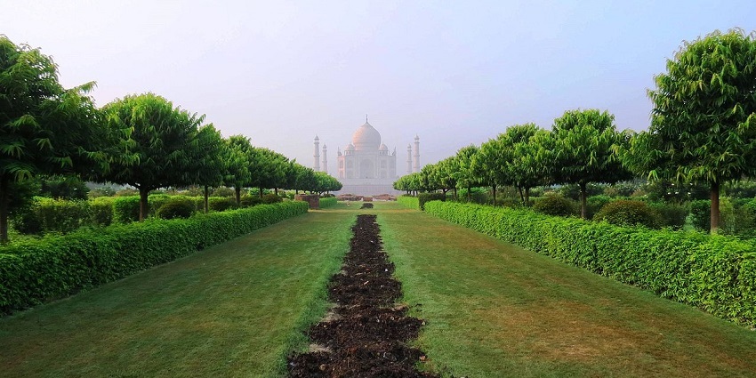 Mehtab Bagh, a peaceful garden with a view of the Taj Mahal, is a beautiful spot near Humayun Mosque.