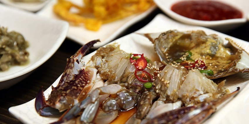 Savor fresh, high-quality crab dishes at Ministry of Crab Maldives, blending Sri Lankan flavors with seaside charm.