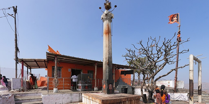 Moina Pukhuri Mandir near Bogamati, a hindu temple overlooking the region of Baksa
