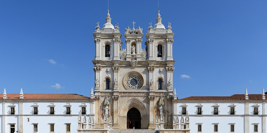 A UNESCO-listed Gothic monastery in Portugal with impressive medieval architecture and history, among the best medieval monasteries.
