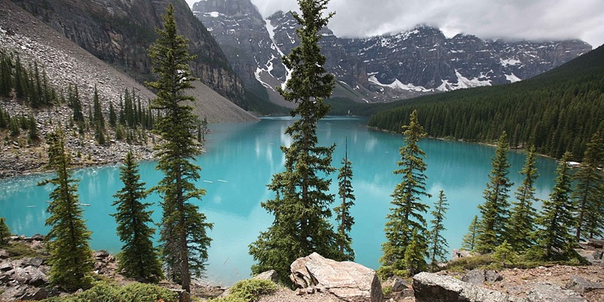 Moraine Lake’s turquoise waters, set against towering mountain peaks in Canada.