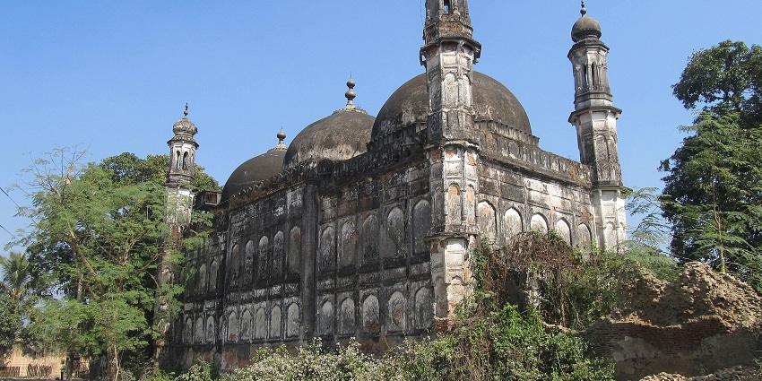 Panoramic view of Moti Jheel Mosque surrounded by greenery and a beautiful lake.