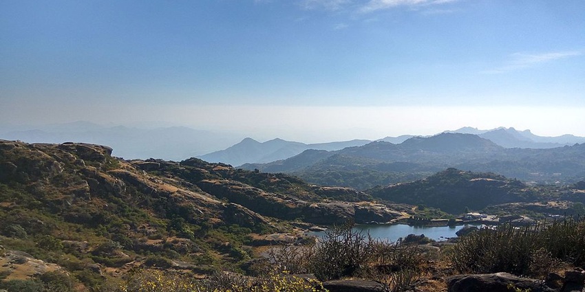 An image of scenery from Mount Abu, one of the hill stations in India to visit in April