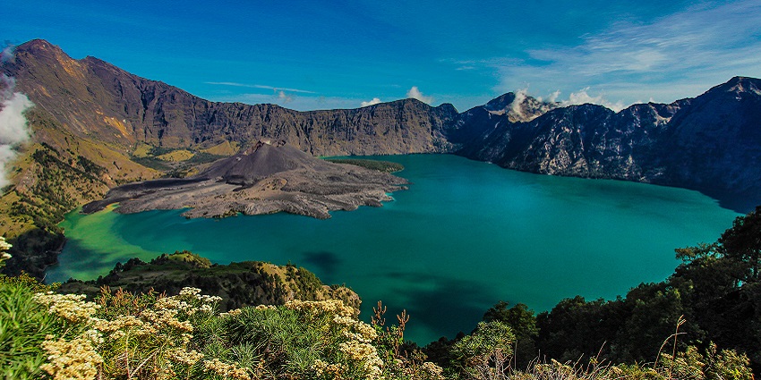 Conquer Rinjani’s challenging night trekking trail for epic crater lake views at sunrise!