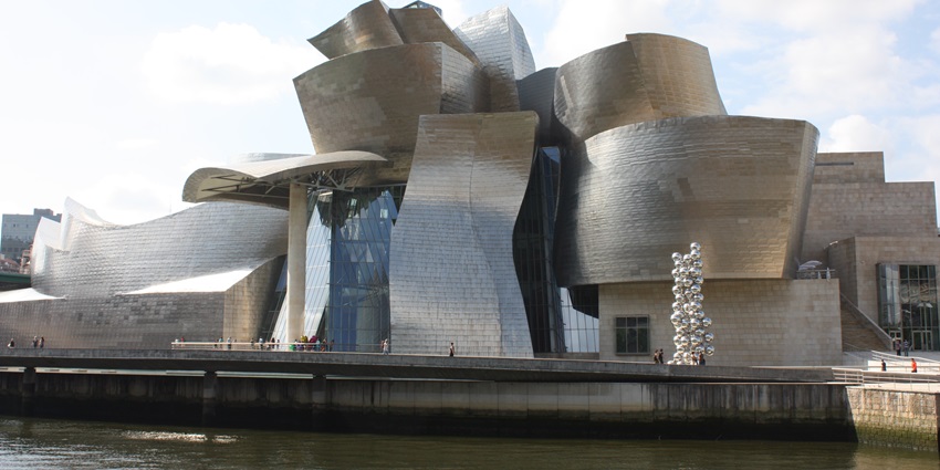An image of the iconic Museo Guggenheim Bilbao, one of the popular art museums in Spain.