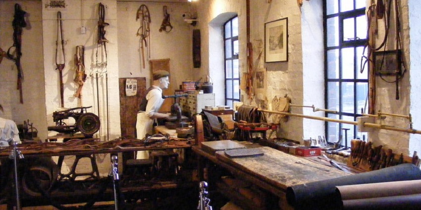 An image of a museum resembling the Museum of Leather Crafts in Spain.