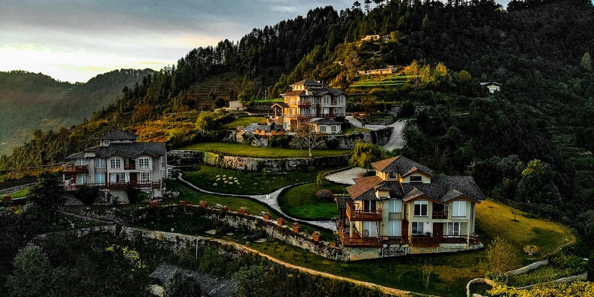 An image showing a view of Mussoorie landscape, one of the best romantic getaways in India