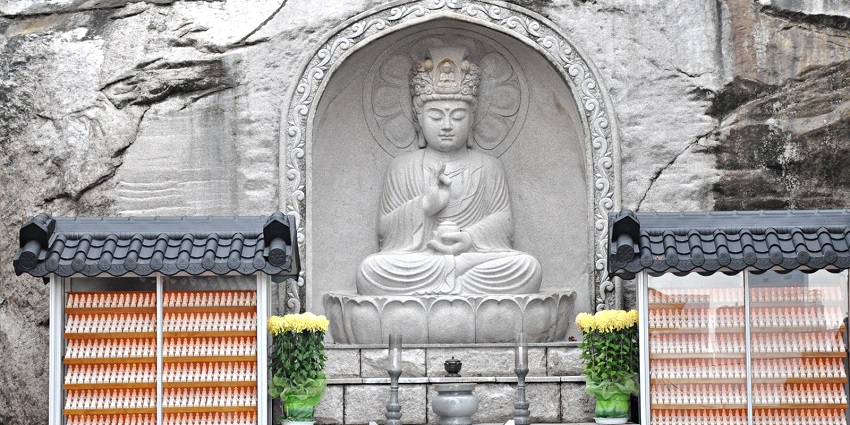 A peaceful view of Mungaksa Temple, one of the popular temples in Seoul.
