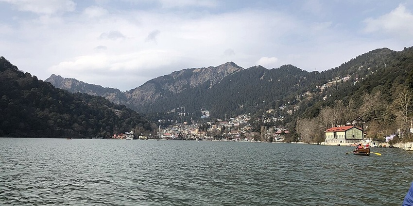 An image of Nainital lake in Nainital, one of the hill stations in India to visit in April