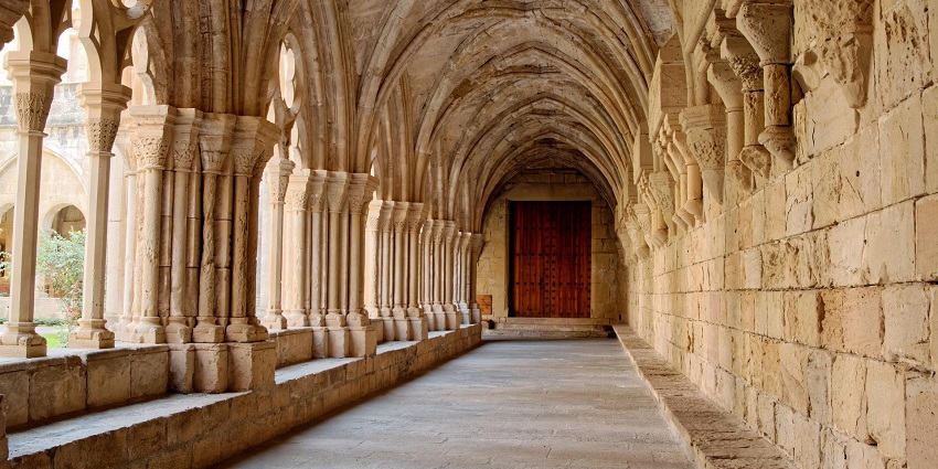 An image showing a monastery building with a corridor similar to that of Nalanda Monastery, France