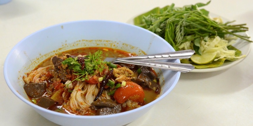 A speciality of Northern Thailand, it is Thai fermented rice noodles served with pork or chicken blood tofu in a sauce made with pork broth and tomato