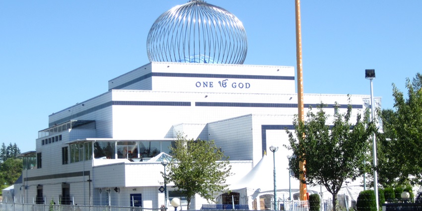 Guru Nanak Gurudwara with one god written on top of the gurudwara and white building