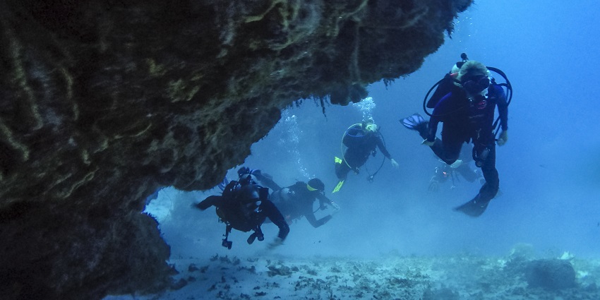 Image of people scuba diving - One of the best places to enjoy scuba diving in Galle