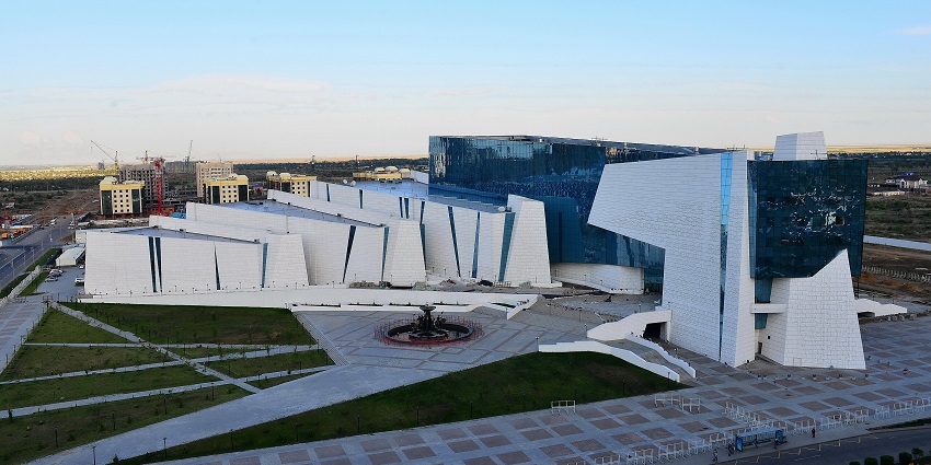An image of the National Museum of Kazakhstan displays artefacts and historical treasures.