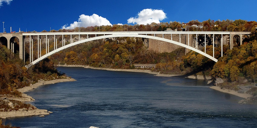 With couple bungee jumping, Navajo Bridge gives The scenic beauty of Grand Canyon